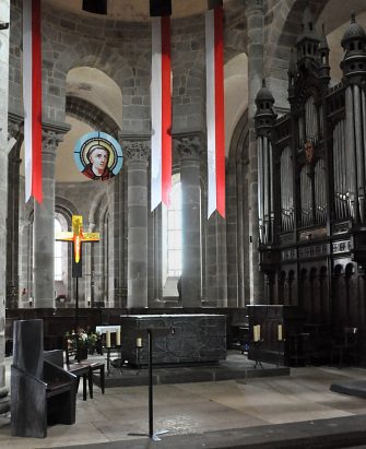 Le chœur et l'orgue de chœur.