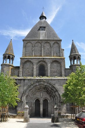 La façade occidentale de la collégiale.