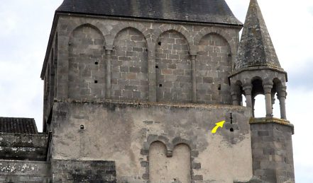 Un des derniers vestiges des fortifications du XVe siècle : une archère dans le mur nord