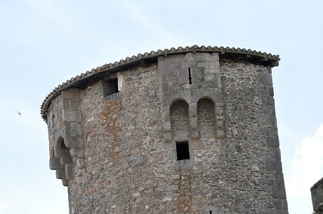 La tour de défense et ses bretèches au–dessus de la chapelle axiale (XVe siècle)