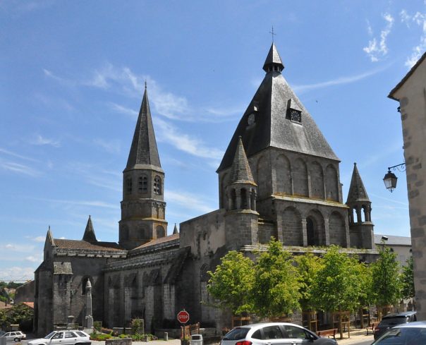 Aspect extérieur de la collégiale Saint-Pierre-aux-liens.