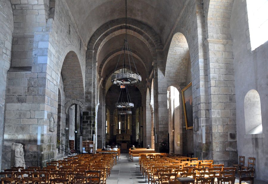 Vue de la nef de la collégiale depuis le portail occidental