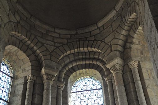 Les arcades d'une chapelle rayonnante