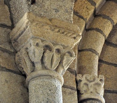 Chapiteau roman et voussure limousine dans la chapelle axiale