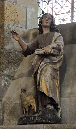 Statue de saint Jean au-dessous d'une baie du déambulatoire