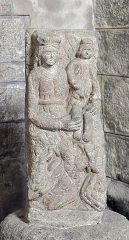 Vierge à l'Enfant en bas-relief