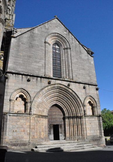 La façade occidentale a été construite dans le second quart du XIIIe siècle
