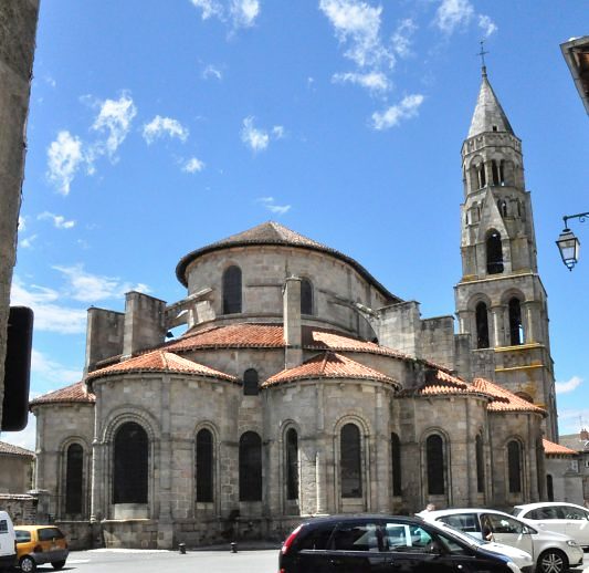 Le chevet roman de la collégiale et sa suite d'absidioles