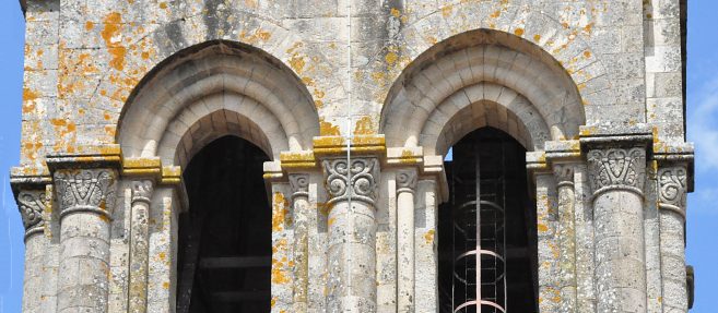 Série de chapiteaux romans à thème floral au deuxième étage du clocher–porche