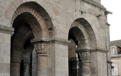 Le soubassement du cloche-porche et ses chapiteaux