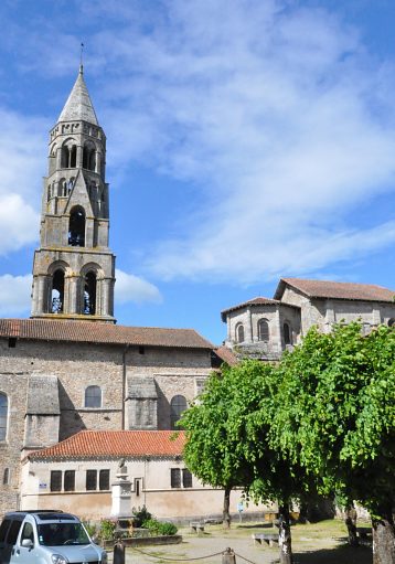 La nef du côté sud est cachée par la sacristie et ses dépendances