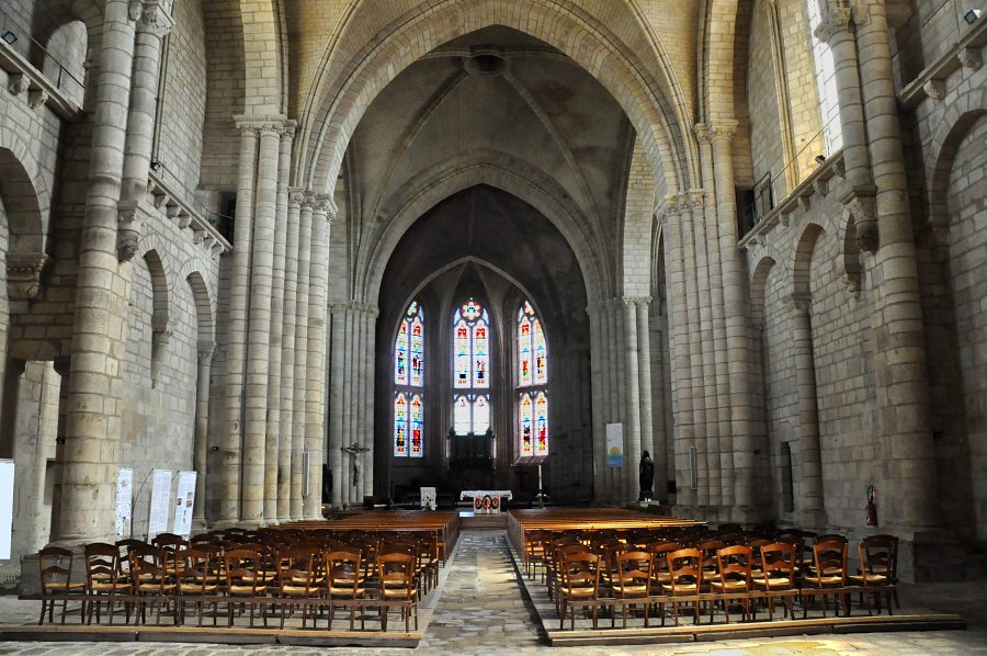 Vue d'ensemble de la nef et du chœur