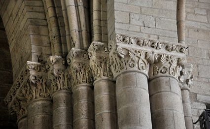 Chapiteaux sur le pilier nord-est de la croisée