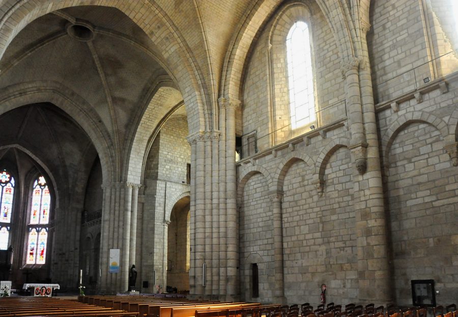 Élévations sud vues de l'entrée de la collégiale