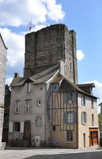 La tour du Plô à côté de l'église