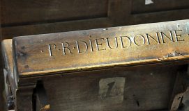 Inscription du nom des fidèles sur les bancs