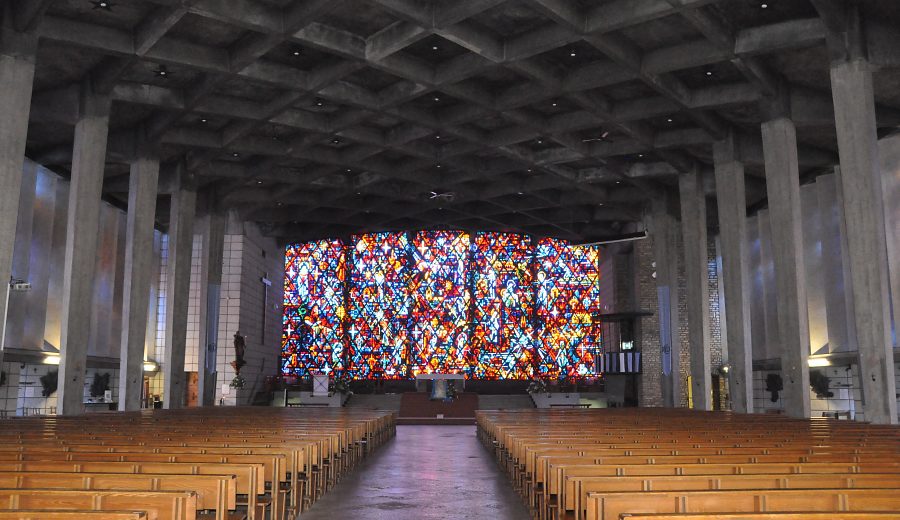 Vue d'ensemble de la nef de l'église Notre–Dame et de sa verrière