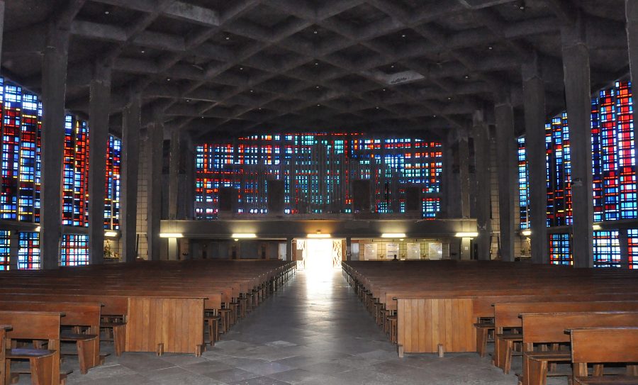 La nef, l'orgue de tribune et la verrière de la façade nord vus depuis le maître–autel