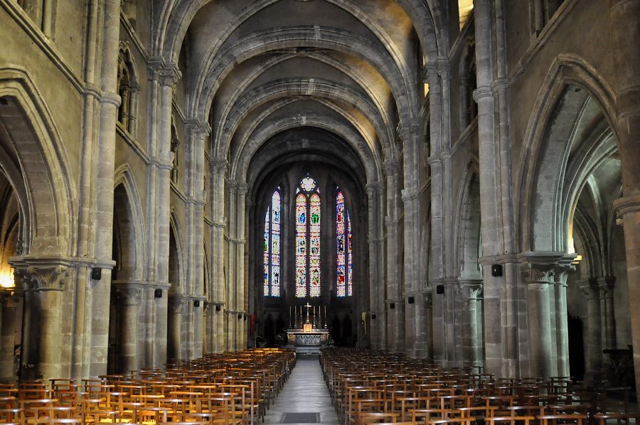 Vue de la nef depuis l'entrée