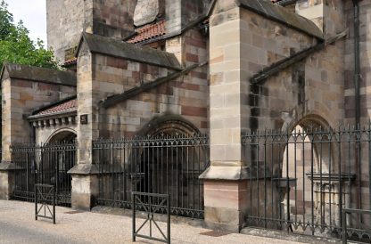 Ces arcades du côté sud faisaient jadis partie intégrante du cloître