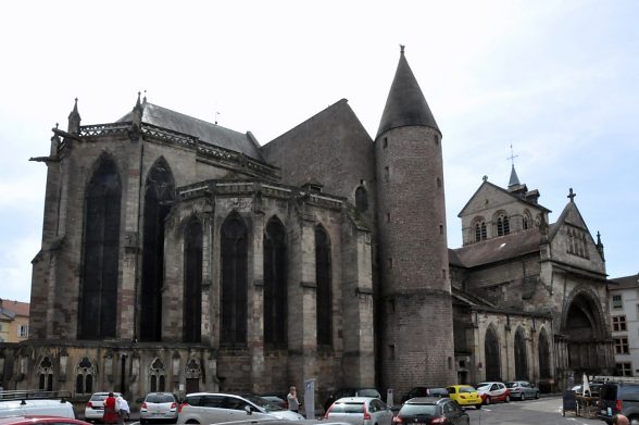 Le chevet de la basilique et le côté nord avec sa tourelle