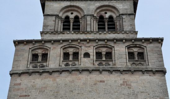 Le chemin de ronde dans la partie haute de la tour. Au–dessus, le clocher roman.