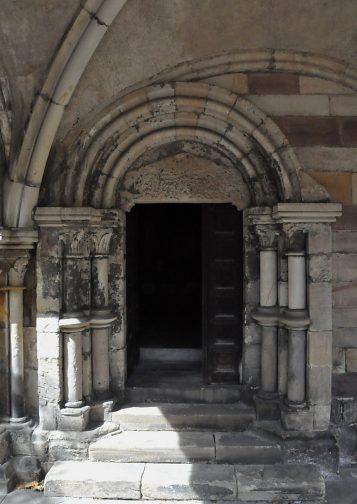 La Porte des Dames ouvrait jadis sur le cloître