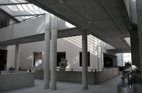 Vue de l'univers tout en béton du musée d'Épinal