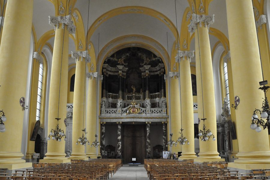 La nef et l'orgue de tribune vus depuis le chœur