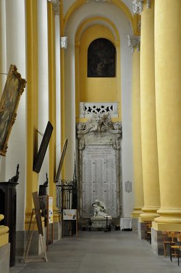 Le bas-côté sud et le monument aux morts.