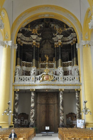 L'orgue de tribune et l'entrée ouest