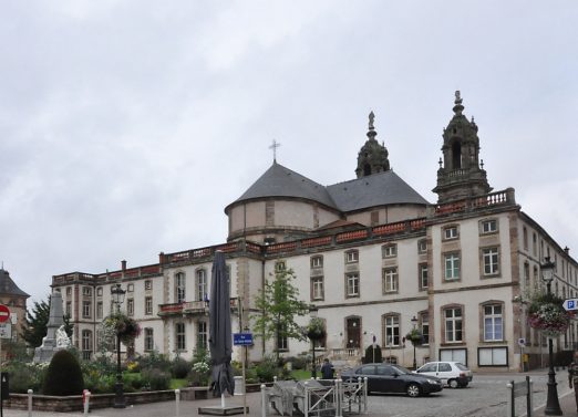 L'Hôtel de ville de Lunéville (anciens bâtiments de l'abbaye Saint-Remy) cache en grande partie le chevet de l'église