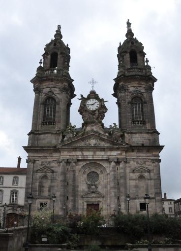 La façade de l'église Saint-Jacques.