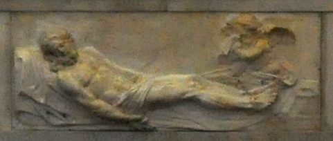 Bas-relief du Christ mort dans le soubassement de l'autel central Bas-relief du Christ mort dans le soubassement de l'autel central