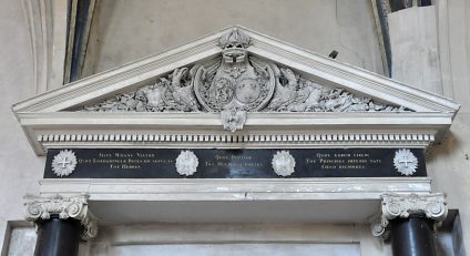 Entrée de la chapelle ducale, le tympan Entrée de la chapelle ducale, le tympan