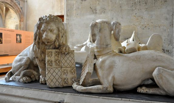 Gisants de René de Beauvau et de Claude Baudroche par Guy Ligier, détail