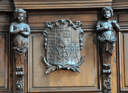 Deux anges entourent un écusson aux armes de Lorraine Deux anges entourent un écusson aux armes de Lorraine