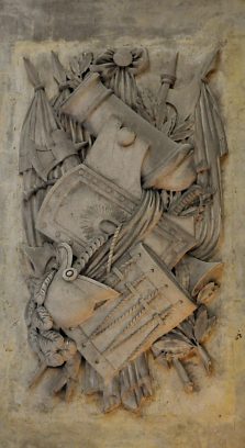 Trophée d'armes sur le mur du second niveau Trophée d'armes sur le mur du second niveau
