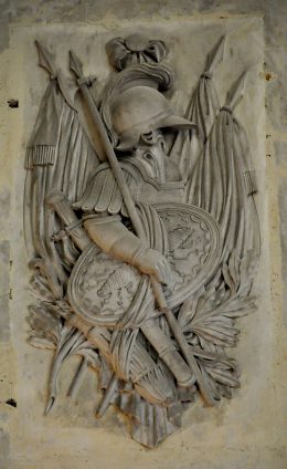 Bas-relief sur le mur du second niveau Bas-relief sur le mur du second niveau