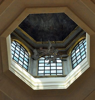 Le lanternon de la coupole avec son ciel et ses deux anges suspendus Le lanternon de la coupole avec son ciel et ses deux anges suspendus