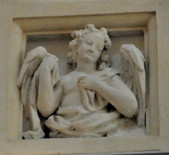 Un ange souriant sur la coupole de la chapelle