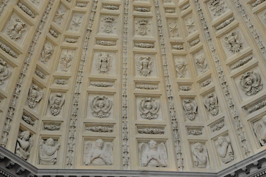 La voûte de la chapelle ducale accueille des anges et des angelots. La voûte de la chapelle ducale accueille des anges et des angelots.
