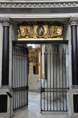 La porte de sortie de la chapelle ducale La porte de sortie de la chapelle ducale