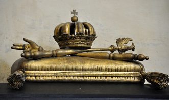 Regalia sur un tombeau de la chapelle ducale Regalia sur un tombeau de la chapelle ducale