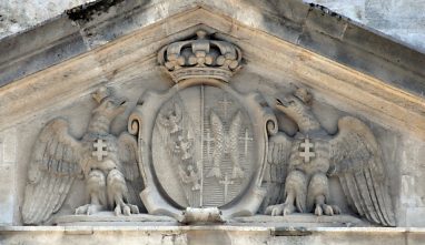 Bas-relief sur la façade