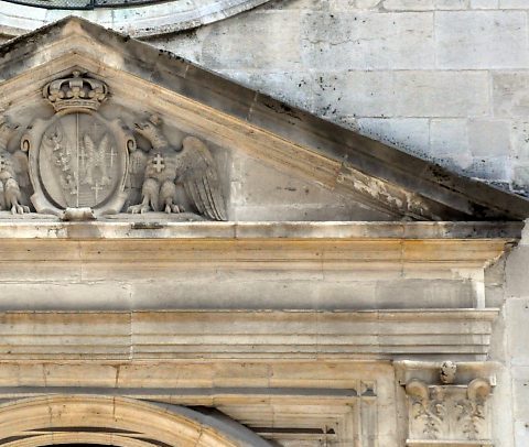 Les moulures du fronton de la façade occidentale