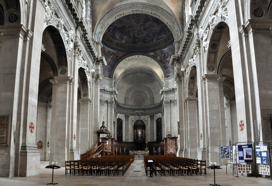 Vue d'ensemble de la cathédrale depuis l'avant-nef.