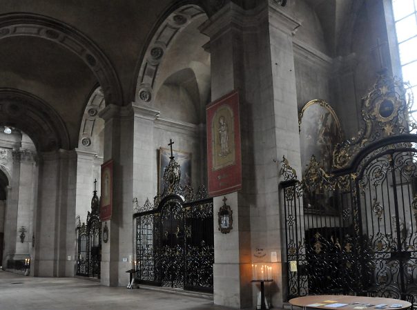 Suite de chapelles latérales sur le côté droit protégées par leurs grilles de Jean Lamour (XVIIIe siècle).