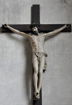 Christ en croix de Ligier Richier, XVIe siècle dans la chapelle absidiale droite.