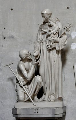 Saint Antoine de Padoue nourrissant un pauvre dans la chapelle Saint–Gauželin. Terre cuite du XIXe siècle.